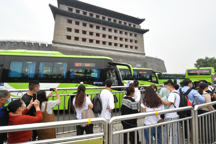 877路公交车的上车点就位于德胜门箭楼北侧的公交场站内。新京报记者 王贵彬 摄