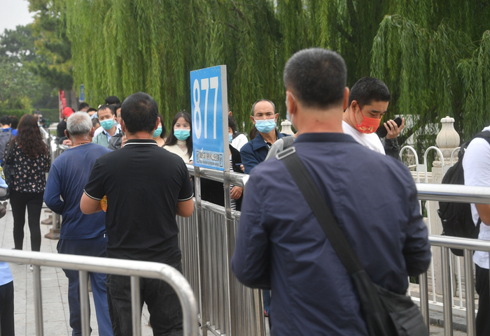 10月1日9点半左右，排队的乘客较多。新京报记者 王贵彬 摄