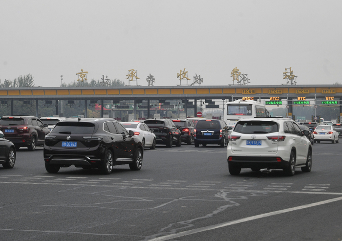 京承高速主线收费站前，车辆排队通行。新京报记者 王贵彬 摄