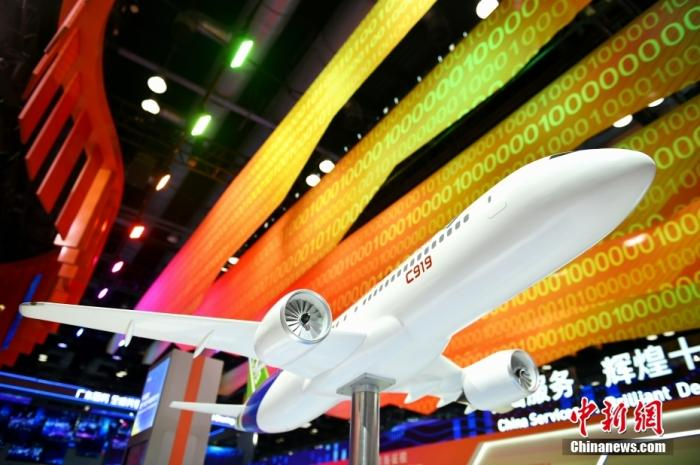 图为服贸会上的C919模型。中新网记者 李骏 摄
