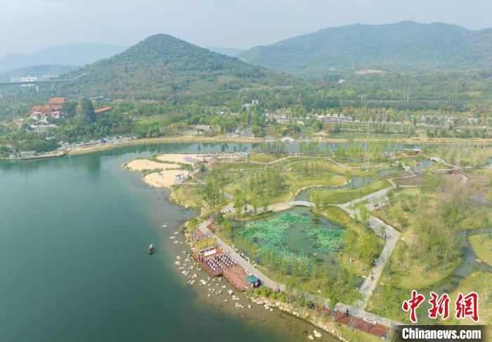 襄阳凤林古渡背靠凤凰山 杨东 摄