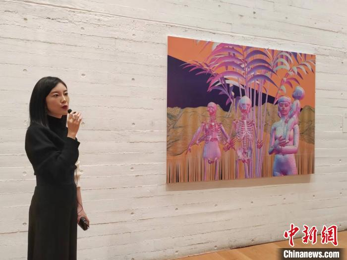 策展人向观众介绍展览作品。　高雨晴 摄