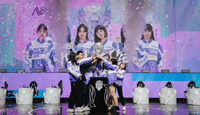 NOVA战队捧起女子公开赛冠军奖杯。  王者荣耀女子公开赛赛事供图