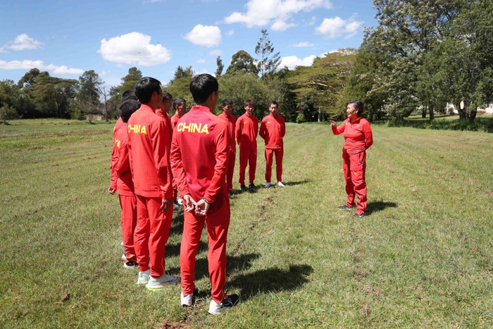 9月27日，中国男子马拉松集训队教练肖丽（右）指导队员训练。新华社记者龙雷摄