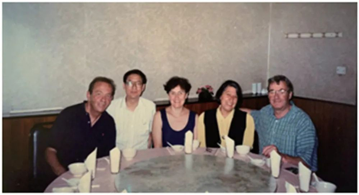 与访问理论物理研究室的外斯（Wess）夫妇、索尔巴（Solba）夫妇