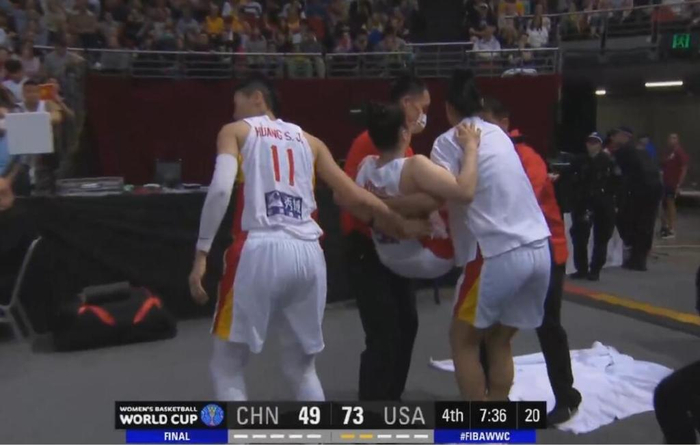 武桐桐拼到受伤，只能被队友抱着下场。 截屏图