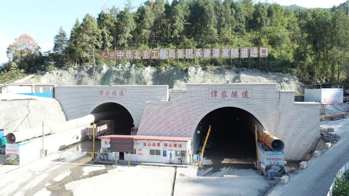 渝湘复线高速公路香树岭隧道施工现场。 中铁开投重庆高速指挥部供图