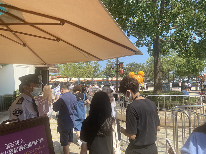 游客排队进入世界商店购物。本文图片&nbsp;澎湃新闻记者 巩汉语 图