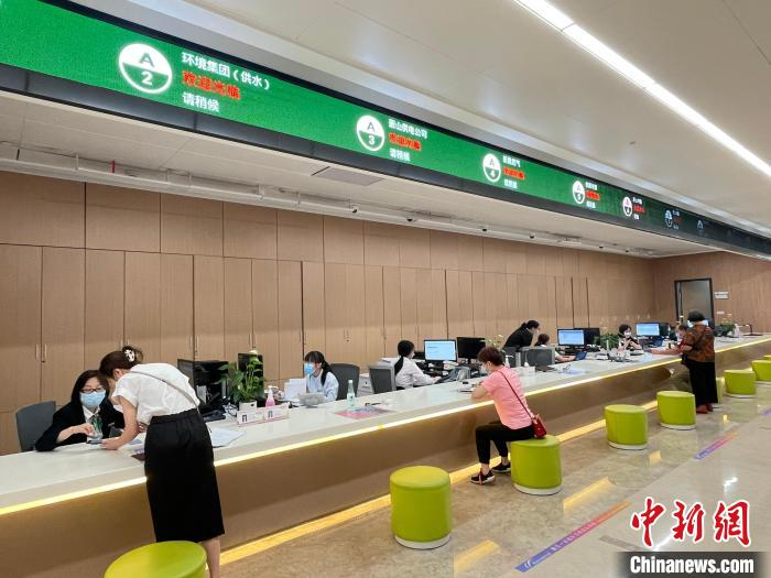 萧山区政务服务中心内。　张煜欢 摄