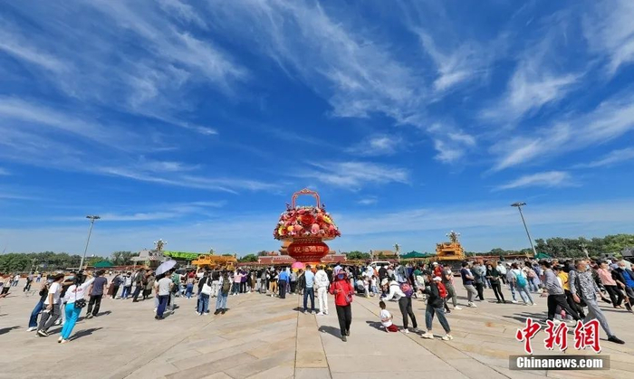 “祝福祖国”巨型花果篮组装完成亮相北京天安门广场，吸引市民游客参观。中新社发 刘宪国 摄 图片来源：CNSphoto