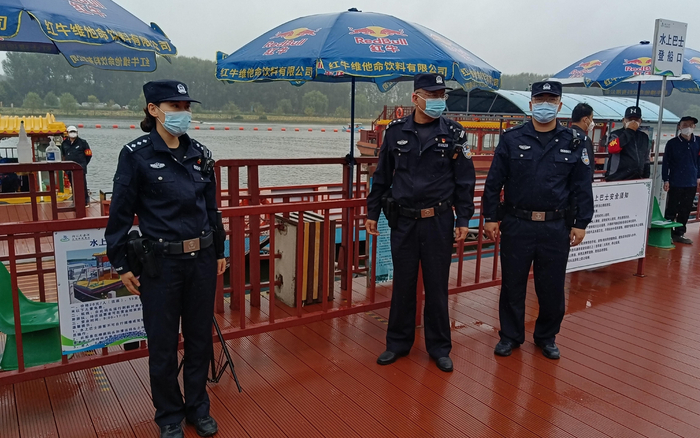 大运河森林公园柳荫广场，民警正在巡逻。新京报记者 彭镜陶 摄