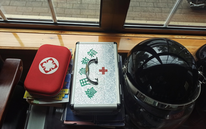 大运河森林公园警务室中摆放着急救箱和头盔。新京报记者 吴梦真 摄