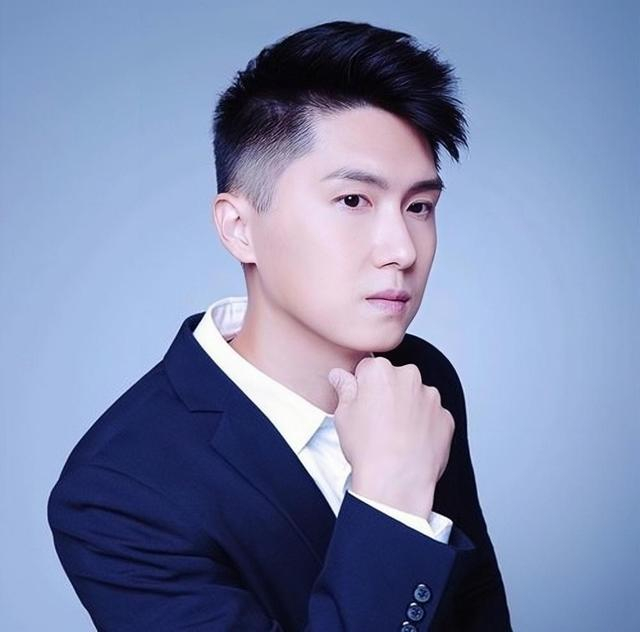 TVB视帝亲弟弟星途不顺！放弃演艺事业转行卖保险，身高达1.88米