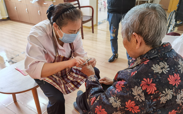 护理员上门为老人服务。受访者供图