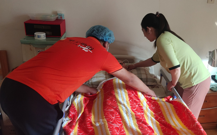 助浴师上门帮老人洗澡。受访者供图
