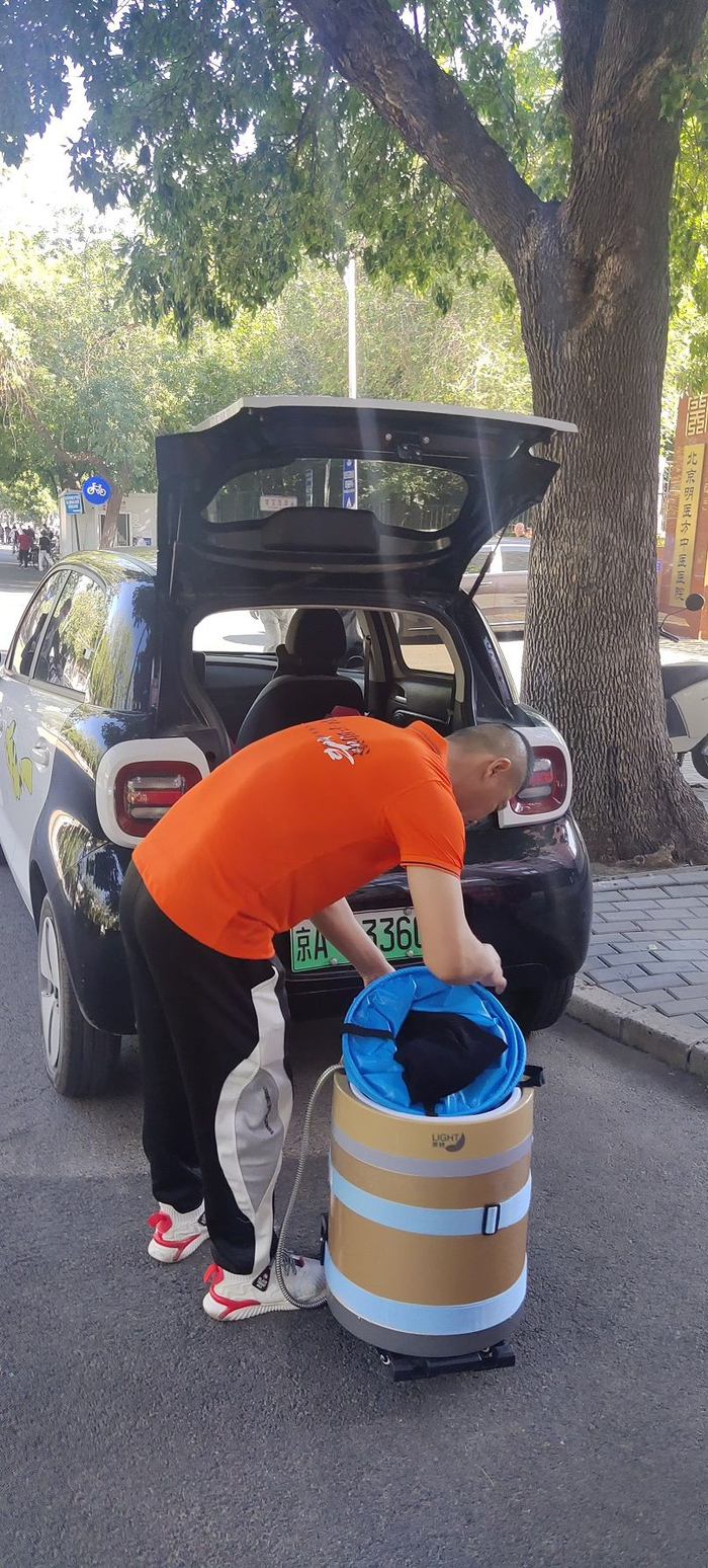 助浴师准备便携移动热水桶。受访者供图