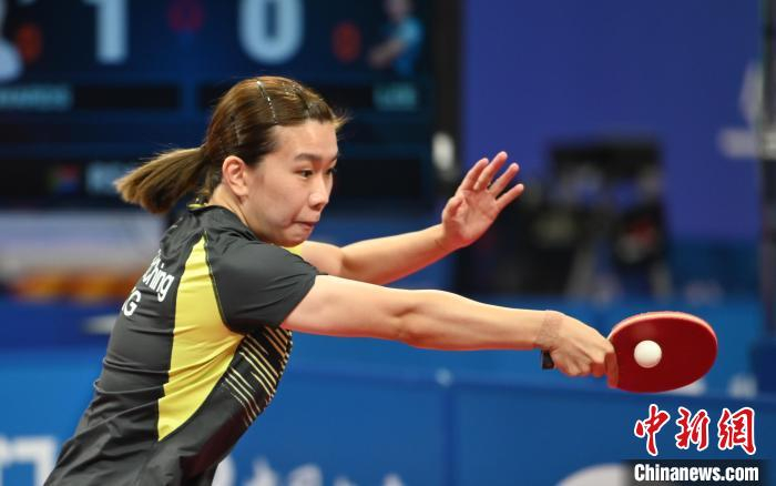 中国香港女子乒乓球队员李皓晴在比赛中。　安源 摄