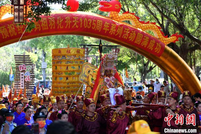 图为妈祖金身巡安。　吕明 摄