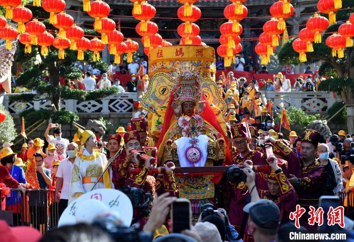 图为妈祖金身起驾巡安。　吕明 摄
