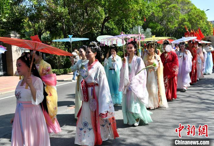 图为汉服巡安队伍。　吕明 摄