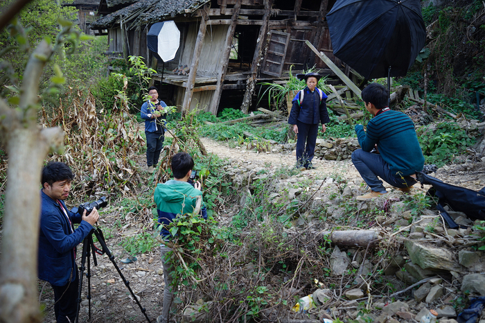 黄青穗所带领的纹藏团队在少数民族村寨里采风。      黄青穗 图