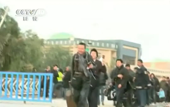 侨民正在撤离中。来源/纪录片《撤侨行动-走出沙漠》截图