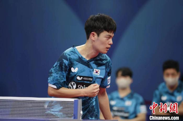 比赛中的韩国男团。　国际乒联供图