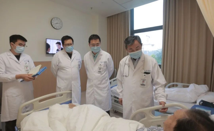 张瑞岩教授（右一）正在查房。