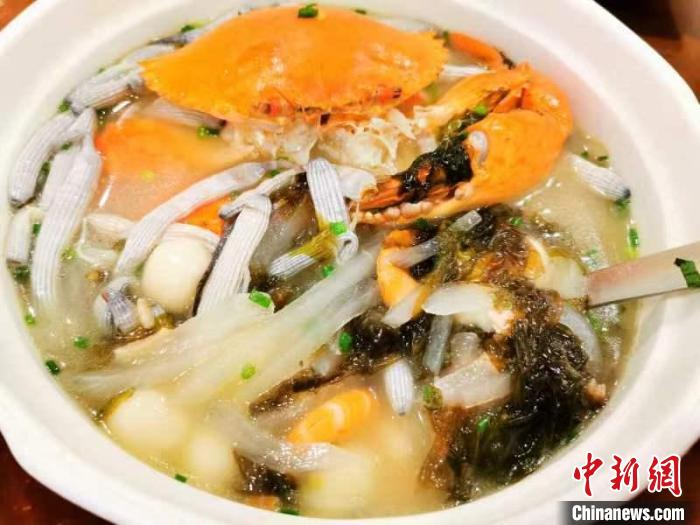用水蟹、海虾、泥虫、紫菜等食材烹出的台山海鲜咸汤圆，料足味鲜 李晓春 摄