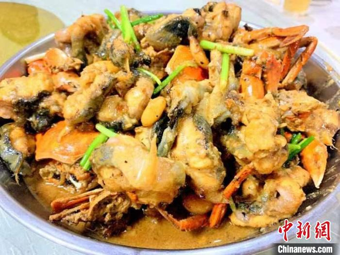 水蟹焖白鳝 阮创业 摄