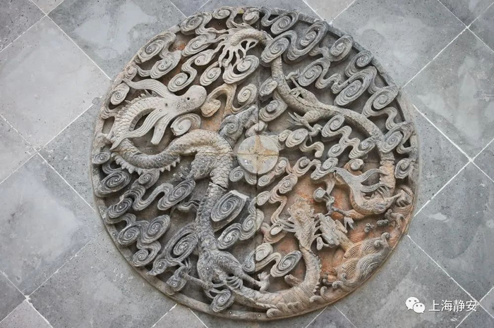 门楼上的雕刻装饰修复前后（修复前图片来自上海交大建筑文化遗产保护国际研究中心网站）