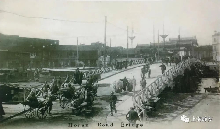 晚清明信片中的天后宫（前景为河南路桥）《海上清风:明信片上的苏州河》