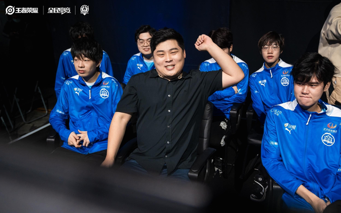 主教练宋季泽（ID：SK）（中）拿到个人执教生涯第五冠。  王者荣耀挑战者杯赛事供图