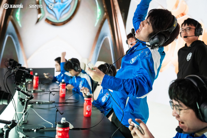 罗思源（ID：花海）提前起身庆祝胜利。  王者荣耀挑战者杯赛事供图