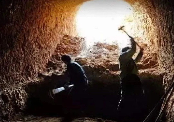 雅丹所干警挖“窑洞”旧照。  敦煌市公安局 图