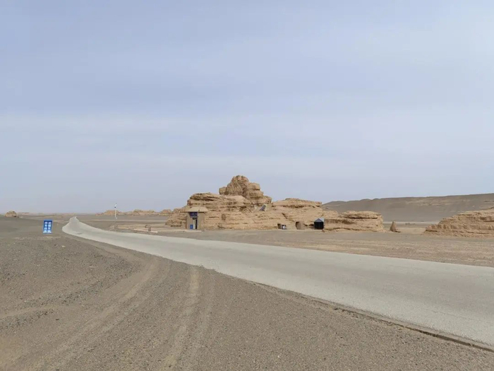 雅丹国家地质公园内的“窑洞”派出所——雅丹治安派出所。高宇婷 图