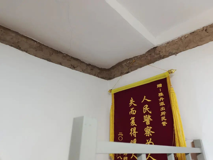 雅丹“窑洞”派出所内一角。高宇婷 图