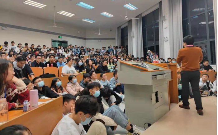 ▲武汉大学“恋爱心理学”讲座现场。图/武汉大学微信公众号
