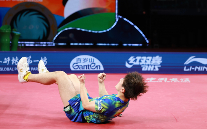 张本智和战胜王楚钦后庆祝。  图/新华社