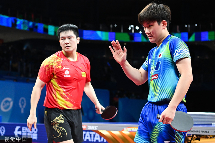 张本智和以2比3逆转樊振东。