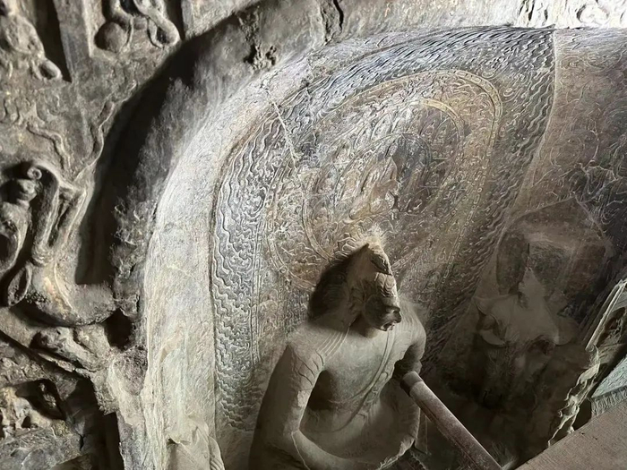 古阳洞内的佛龛