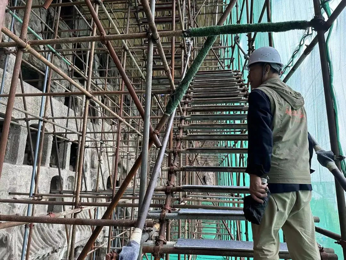 脚手架上巡视的李建厚