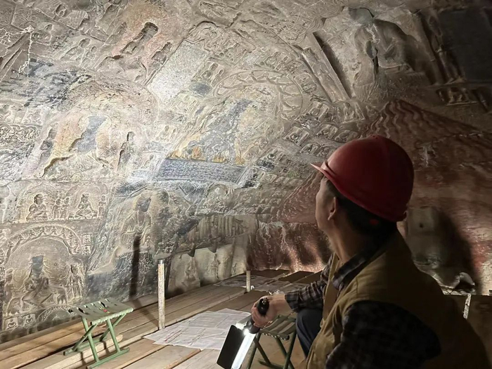 古阳洞内作业的贺志军