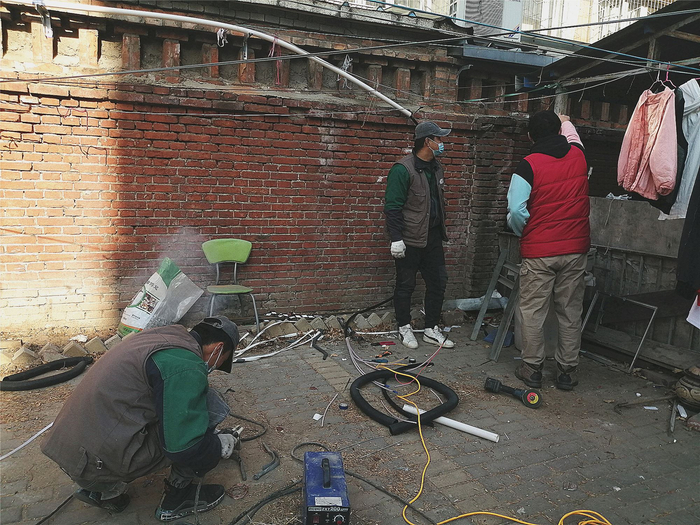 工作人员正在更换线路。