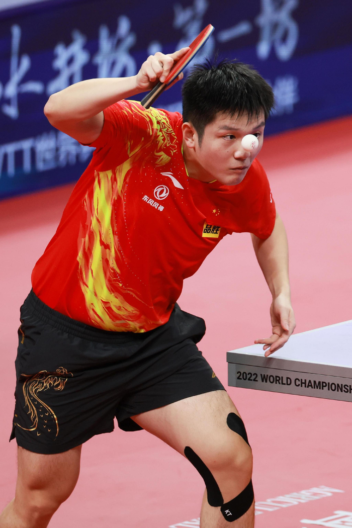 世乒赛男团半决赛，樊振东为中国队先拔头筹。  图/新华社