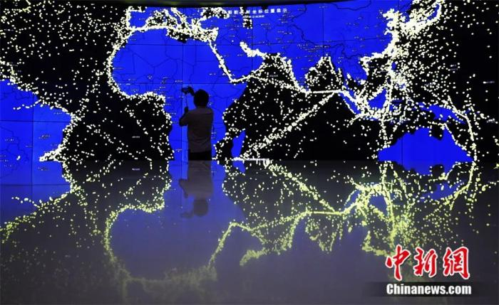 上海亿通国际股份有限公司内展示的全球船舶实时坐标位置显示图。汤彦俊 摄