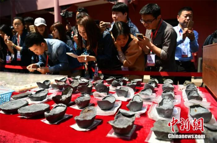 2017年4月13日，民众围观四川省眉山市彭山区江口沉银遗址水下考古发掘出的文物。刘忠俊 摄