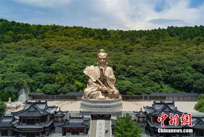航拍江苏镇江句容茅山的老子铜像。茅山是中国江苏省的一座道教名山，是道教上清派的发源地，被道家称为“上清宗坛”。泱波 摄