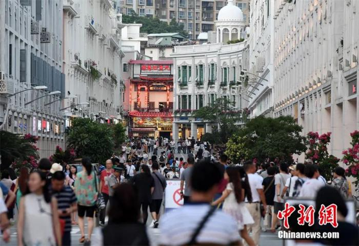 厦门市区的骑楼老街里人流如潮。厦门是闽南骑楼的发祥地，在这里可以清晰地看到东西方建筑文化交融的印记。张斌 摄
