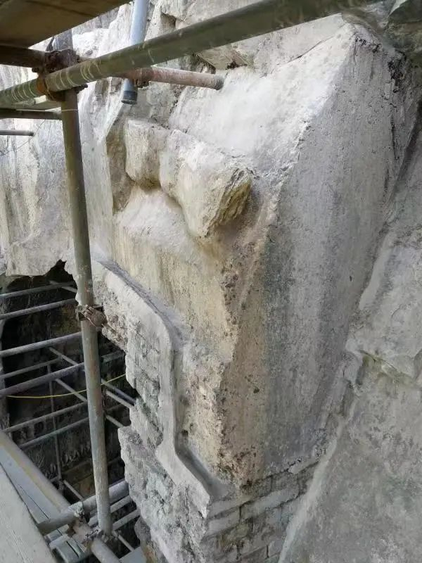 李建厚和同事们修筑的导水槽